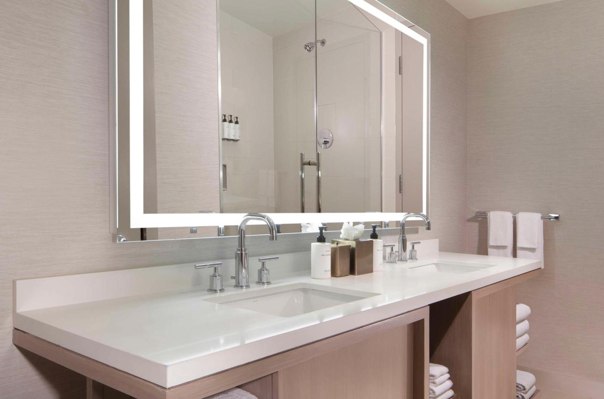 One-Bedroom Premium King Suite Pool View
