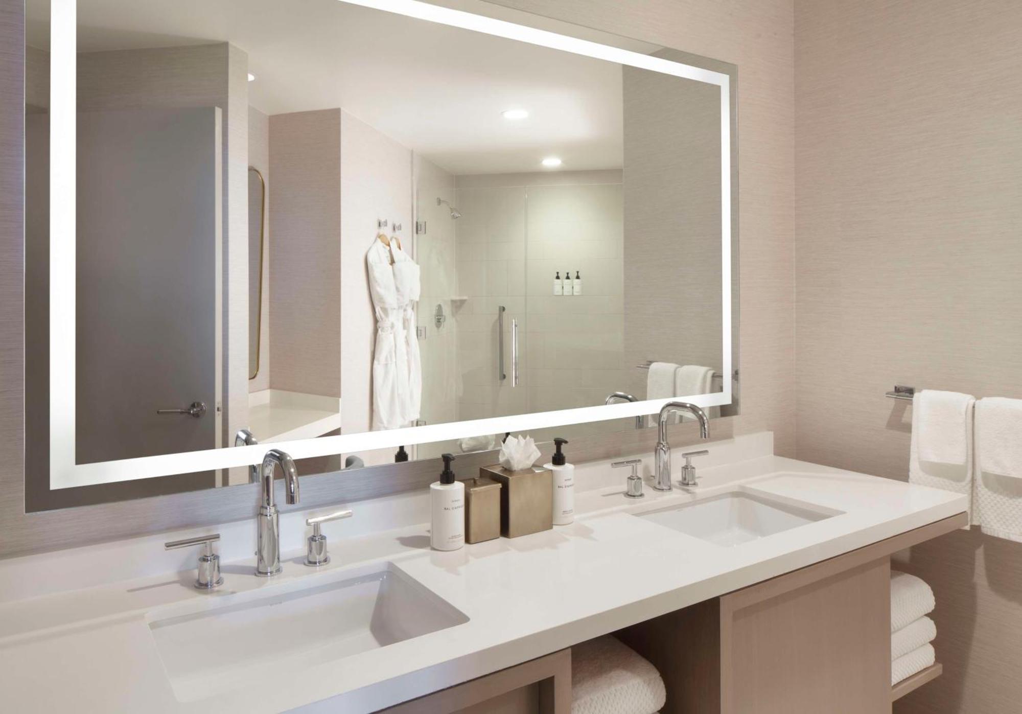 One-Bedroom Premium King Suite City View