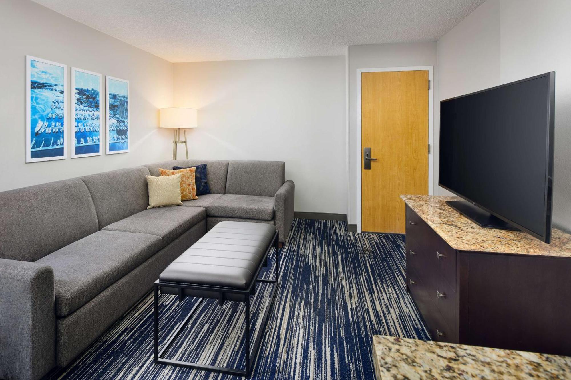 Two-Room Corner Suite Two Queen Beds Sleeper Sofa Balcony