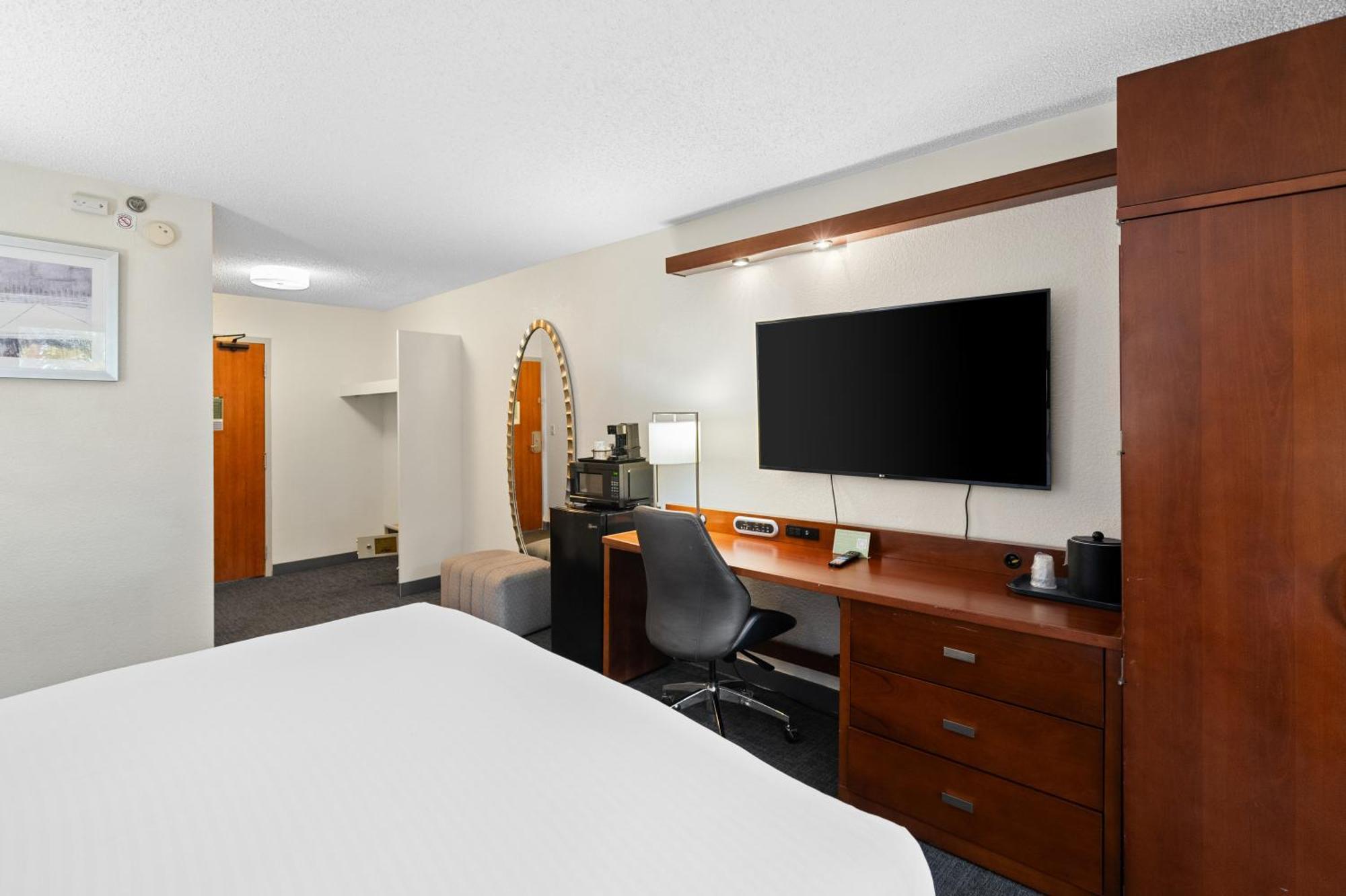King Room Pool View