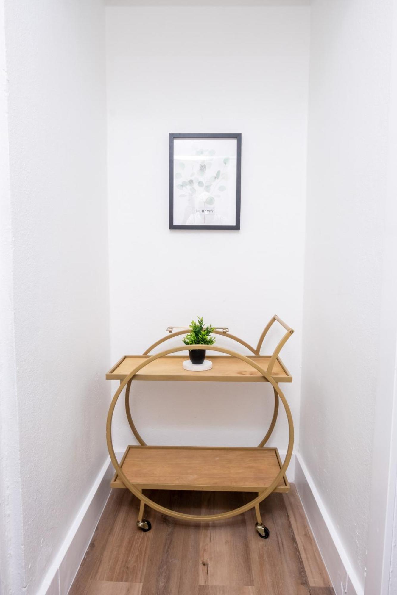 Deluxe One-Bedroom Apartment