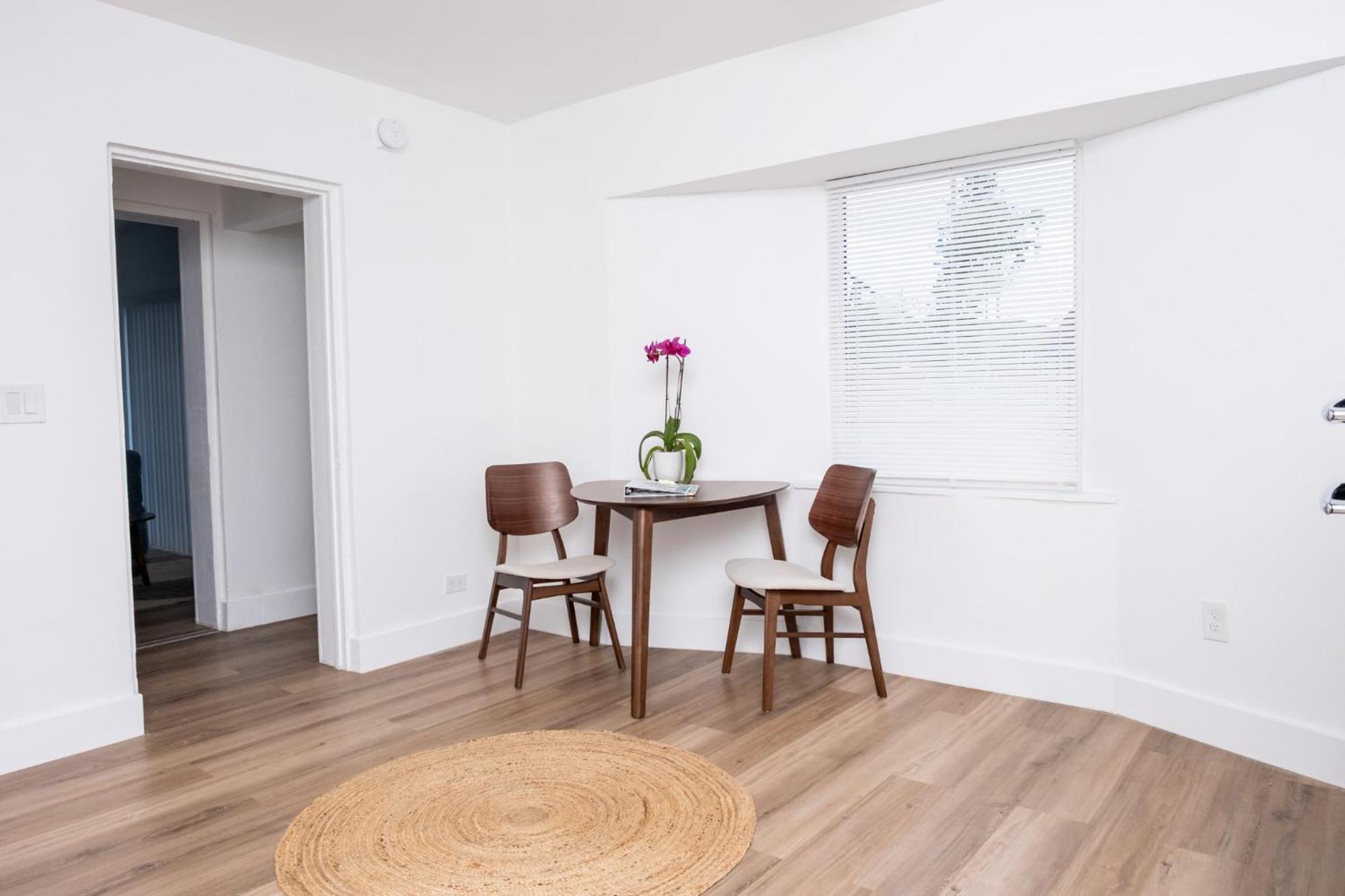 Deluxe One-Bedroom Apartment