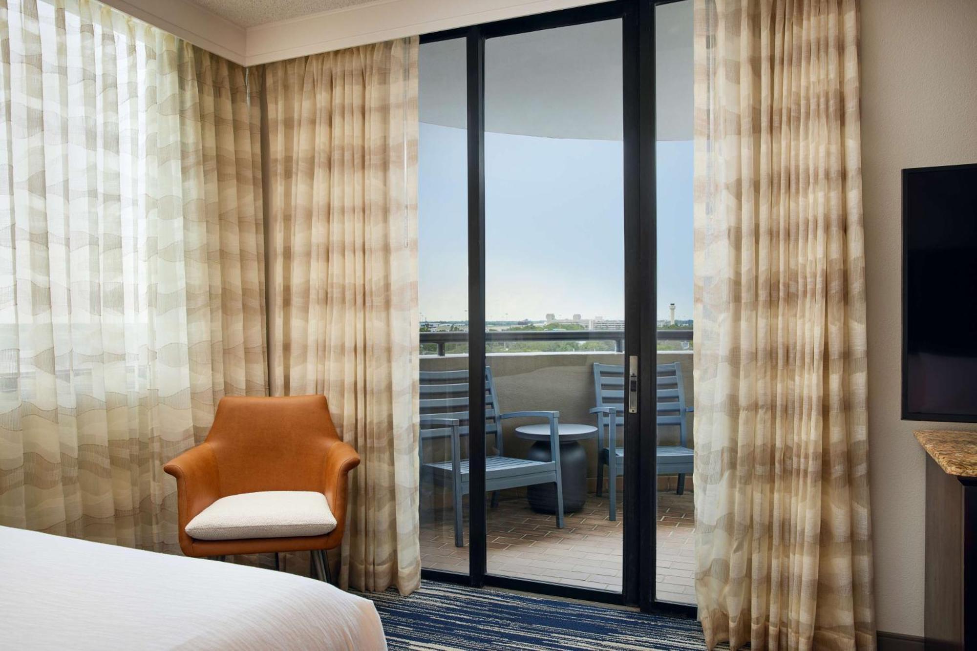 Two-Room Corner Suite Two Queen Beds Sleeper Sofa Balcony